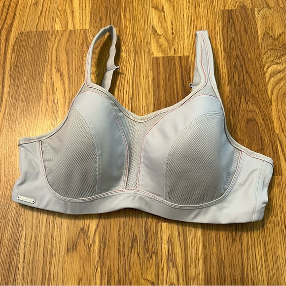 Chantelle Light Gray High Impact bra. - Picture 2 of 13